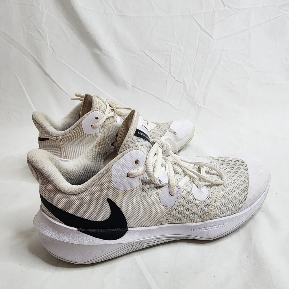 nike zoom hyper court